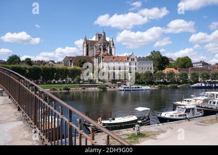 Auxerre (nord de la France) : vue d'ensemble de la ville et de la promenade le long de l'Yonne Banque D'Images