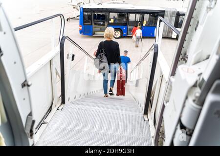 Passagers à l'aéroport avec laggage de descendre d'un avion Banque D'Images
