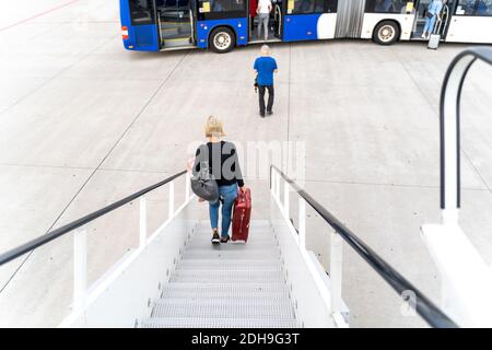 Passagers à l'aéroport avec laggage de descendre d'un avion Banque D'Images
