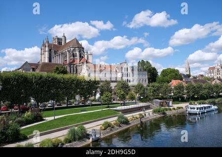 Auxerre (nord de la France) : vue d'ensemble de la ville et de la promenade le long de l'Yonne Banque D'Images