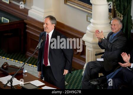 Austin, Texas, États-Unis. 5 janvier 2015. Le procureur général du Nouveau Texas KEN PAXTONparle dans la salle du Sénat du Texas après son assermentation début janvier. Greg Abbott écoute alors qu'il deviendra le 49e gouverneur du Texas le 20 janvier 2015. Crédit : Bob Daemmrich/ZUMA Wire/Alay Live News Banque D'Images