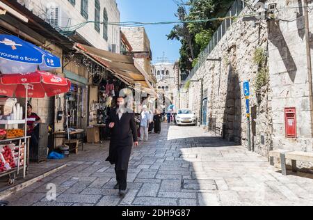 Vue sur la rue Al-Wad dans la vieille ville de Jérusalem, Israël avec promenade juive orthodoxe dans la rue. Banque D'Images