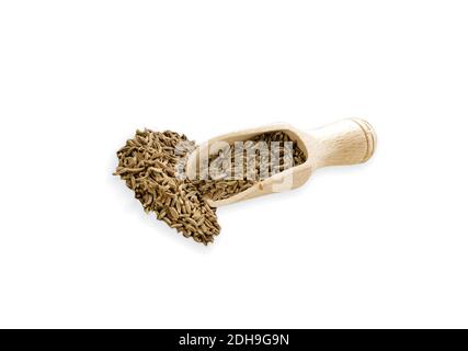 Ingrédients alimentaires tas de cumin dans une pelle en bois, sur fond blanc Banque D'Images