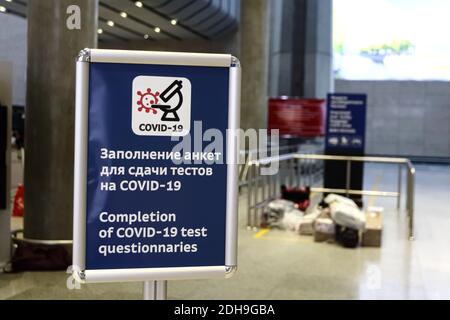 AÉROPORT DE PULKOVO, SAINT-PÉTERSBOURG, RUSSIE - 27 OCTOBRE 2020: Stand d'information disant "achèvement des questionnaires de test COVID-19" Banque D'Images