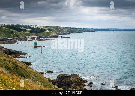 Phare et paysage de la côte en Bretagne, France Banque D'Images