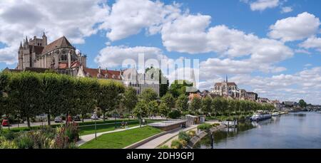 Auxerre (nord de la France) : vue d'ensemble de la ville et de la promenade le long de l'Yonne Banque D'Images