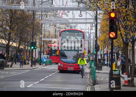 Oxford Street, Londres, Royaume-Uni. 10 décembre 2020. Malgré un jour froid et gris, les acheteurs de Noël font d'Oxford Street plus occupé que de tard en dépit du manque de touristes, et avec seulement 15 jours pour aller jusqu'à Noël. Crédit : Malcolm Park/Alay Live News. Banque D'Images