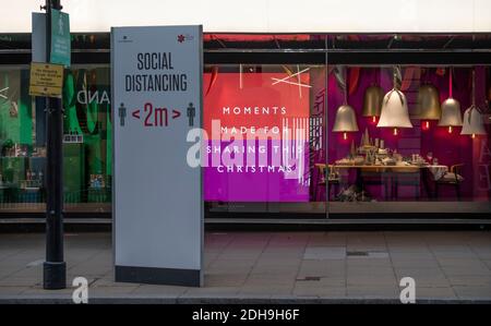 Oxford Street, Londres, Royaume-Uni. 10 décembre 2020. Affiche sociale de rue distanciant et de partage d'affiche dans John Lewis. Crédit : Malcolm Park/Alay Live News. Banque D'Images