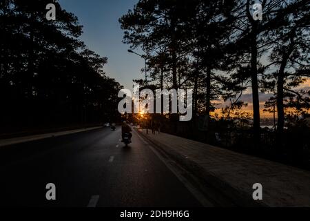 Belle photo nocturne de Dalat pendant le coucher du soleil, Vietnam. Province de Lam Dong. Banque D'Images