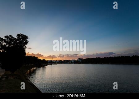 Belle photo nocturne de Dalat pendant le coucher du soleil, Vietnam. Province de Lam Dong. Banque D'Images