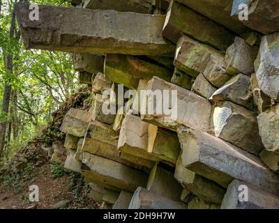 Le mur de prisme de basalte à Gangolfsberg se compose de colonnes de basalte empilées en bois d'un diamètre de 30 à 40 cm, Oberelsbach, comté de Rhön-Grabfeld, Bavière Banque D'Images