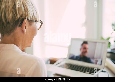 Femme ayant un appel de vidéo conférence Banque D'Images