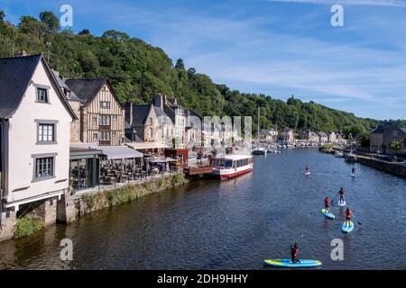 Dinan (Bretagne, Nord-Ouest de la France) : vue d'ensemble du port, de la Rance et de la rue du Quai. Sports nautiques sur la Rance : paddleb Banque D'Images