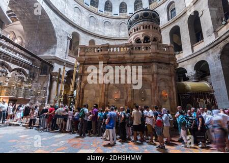 Les touristes et les pèlerins se tiennent en file d'attente pour entrer dans le tombeau vide de Jésus, où il aurait été enterré et ressuscité dans l'Église de la Sainte-se Banque D'Images