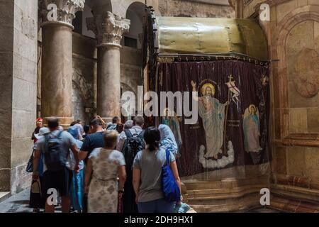 Les touristes et les pèlerins se tiennent en file d'attente pour entrer dans le tombeau vide de Jésus, où il aurait été enterré et ressuscité dans l'Église de la Sainte-se Banque D'Images