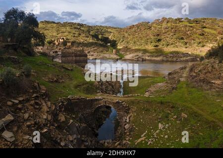 Magnifique coucher de soleil sur un pont sur la rive de l'Alagon en Espagne Banque D'Images
