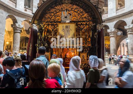 Les touristes et les pèlerins se tiennent en file d'attente pour entrer dans le tombeau vide de Jésus, où il aurait été enterré et ressuscité dans l'Église de la Sainte-se Banque D'Images