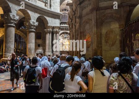 Les touristes et les pèlerins se tiennent en file d'attente pour entrer dans le tombeau vide de Jésus, où il aurait été enterré et ressuscité dans l'Église de la Sainte-se Banque D'Images