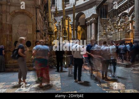 Touristes et pèlerins visitant l'Aedicule, tombeau vide de Jésus, où il aurait été enterré et ressuscité dans l'Église du Saint-Sépulcre Banque D'Images