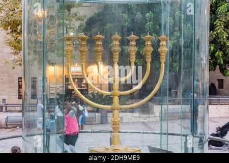 La Menorah d'Or, copie de celle utilisée dans le second Temple, dans le quartier juif de la vieille ville de Jérusalem, Israël. Banque D'Images