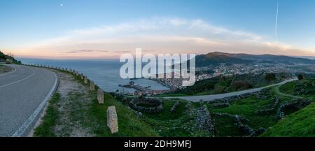 vue panoramique au lever du soleil sur la côte sud-ouest de la Galice et La ville d'A Guarda sur l'estuaire de la rivière Minho Banque D'Images