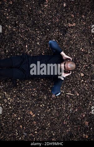 Directement au-dessus de la photo d'un homme effectuant des sit-ups dans la forêt Banque D'Images