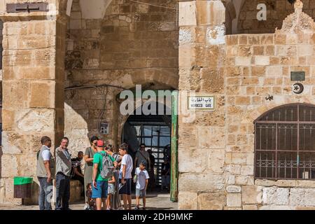 Beaucoup de touristes à la porte des Maures , porte du Maroc, ou porte de Mughrabi, à côté de la mosquée Al-Aqsa, située sur le Mont du Temple dans la vieille ville Banque D'Images