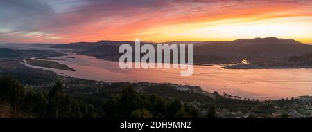 Un panorama de la rivière Minho et de l'estuaire Monte Santa Trega au lever du soleil Banque D'Images