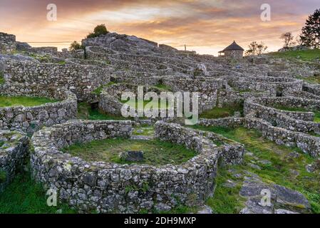 Vue sur les ruines gaéliques de Castro de Santa Tecla en Galice au lever du soleil Banque D'Images