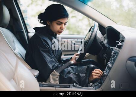 Bouton de réglage mécanique femelle sur le tableau de bord dans la voiture Banque D'Images