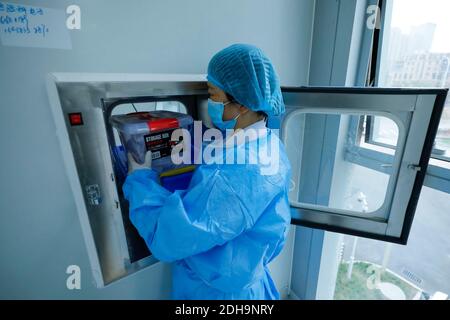 (201210) -- CHENGDU, 10 décembre 2020 (Xinhua) -- UN membre du personnel médical prélève des échantillons prélevés pour les tests COVID-19 dans un laboratoire de test d'acide nucléique de l'hôpital de médecine traditionnelle chinoise du district de Pidu, dans le district de Pidu, à Chengdu, capitale de la province du Sichuan, dans le sud-ouest de la Chine, le 10 décembre 2020. Chengdu a signalé une augmentation nulle des nouveaux cas de COVID-19 transmis au pays et des cas asymptomatiques entre 9 h mardi et 6 h mercredi, tandis que les tests d'acide nucléique à l'échelle de la ville se poursuivent, ont déclaré les autorités locales. À l'hôpital du district de Pidu de médecine traditionnelle chinoise, les travailleurs médicaux ont des abeilles Banque D'Images