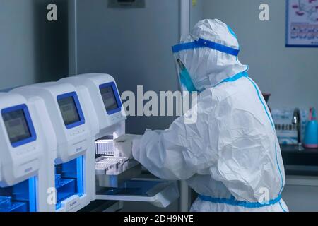 (201210) -- CHENGDU, 10 décembre 2020 (Xinhua) -- UN membre du personnel médical traite les échantillons prélevés pour les tests COVID-19 dans un laboratoire de test d'acide nucléique de l'hôpital de médecine traditionnelle chinoise du district de Pidu, dans le district de Pidu, à Chengdu, capitale de la province du Sichuan, dans le sud-ouest de la Chine, le 10 décembre 2020. Chengdu a signalé une augmentation nulle des nouveaux cas de COVID-19 transmis au pays et des cas asymptomatiques entre 9 h mardi et 6 h mercredi, tandis que les tests d'acide nucléique à l'échelle de la ville se poursuivent, ont déclaré les autorités locales. À l'hôpital du district de Pidu de médecine traditionnelle chinoise, les travailleurs médicaux ont Banque D'Images