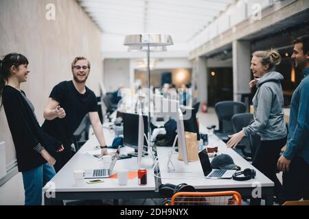 Heureux programmeurs d'ordinateur parler au bureau dans le bureau Banque D'Images