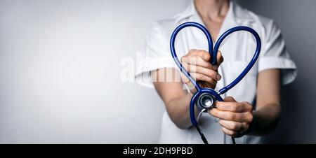 femme médecin avec stéthoscope en forme de coeur. amour de travail de santé, cardiologie ou concept d'assurance maladie. copier l'espace Banque D'Images