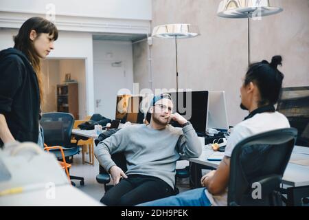 Programmeurs d'ordinateur discutant de la stratégie dans le bureau de création Banque D'Images