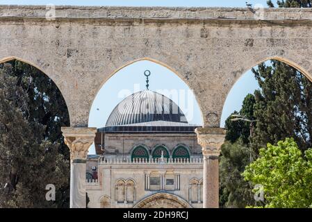 Entrée sud voûtée avec dôme Siliver de la mosquée Al-Aqsa sur la place du Dôme d'Or du Rocher, dans un sanctuaire islamique situé sur le Mont du Temple à Banque D'Images