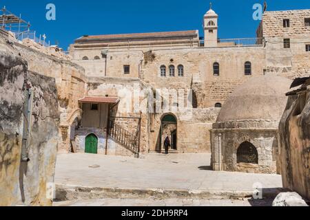 Une femme musulmane qui sort du complexe The Coptic Patriarcat orthodoxe la 9e station de la croix dans via Dolorosa à l'entrée au Coptic Banque D'Images