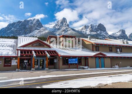 Parc provincial Canmore Nordic Centre en hiver, jour ensoleillé le matin. Le parc provincial a été construit à l'origine pour les Jeux olympiques d'hiver de 1988. Banque D'Images