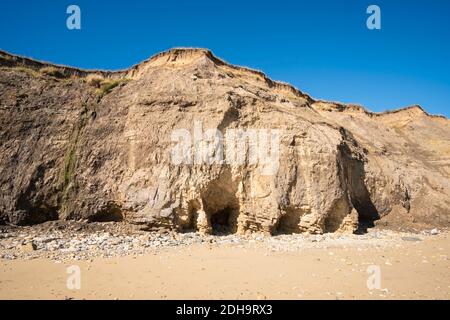 Falaises érodées au sud de RyHope, montrant une couche d'argile sur le calcaire magnésien, au nord-est de l'Angleterre, au Royaume-Uni Banque D'Images