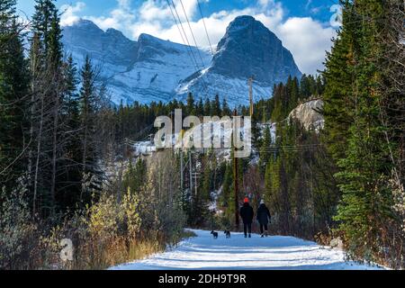 Centrale hydroélectrique de Rundle Canmore dans les Rocheuses canadiennes en hiver matin ensoleillé. Canmore, Alberta, Canada. Banque D'Images