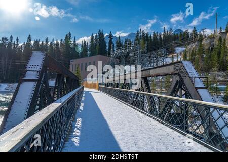 Centrale hydroélectrique de Rundle Canmore dans les Rocheuses canadiennes en hiver matin ensoleillé. Canmore, Alberta, Canada. Banque D'Images