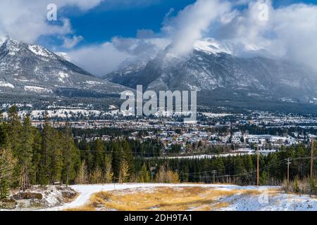 Centrale hydroélectrique de Rundle Canmore dans les Rocheuses canadiennes en hiver matin ensoleillé. Canmore, Alberta, Canada. Banque D'Images