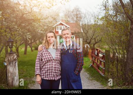 Portrait d'un couple d'âge mûr debout sur un sentier Banque D'Images