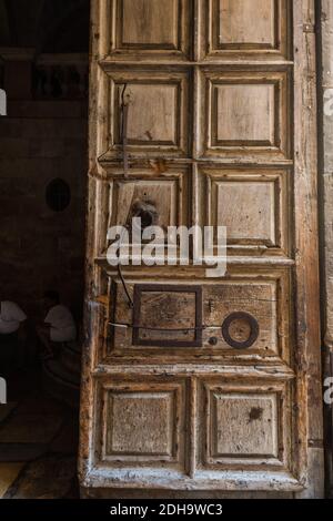 Côté droit, ancienne porte d'entrée en bois de l'église du Saint-Sépulcre à Jérusalem, Israël Banque D'Images