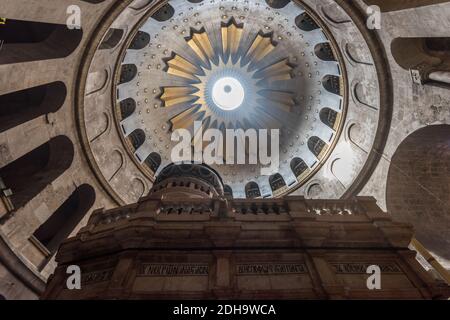 Le Dôme de l'Anastase au-dessus de l'édicule, tombe vide de Jésus, où il aurait été enterré et ressuscité dans l'Église du Saint-Sépulcre Banque D'Images