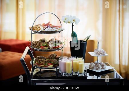 Repas arrangé avec vase de fleur sur chariot dans le bureau pendant séminaire Banque D'Images