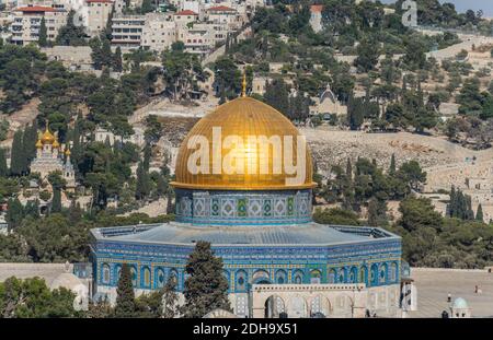 Le Dôme du Rocher, Qubbat al-Sakhra, un sanctuaire islamique situé sur le Mont du Temple dans la vieille ville de Jérusalem. Vue aérienne depuis le Chur luthérien Banque D'Images