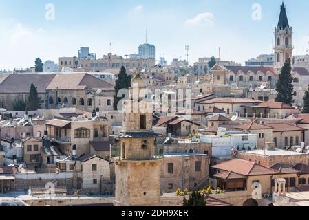 Vue aérienne des toits des bâtiments de la région du Muristan dans la vieille ville de Jérusalem. Minaret de la mosquée d'Omar vue de l'église luthérienne du Rouge Banque D'Images