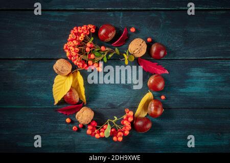 Couronne d'automne avec châtaignes et feuilles d'automne, tiré d'en haut avec un endroit pour le texte Banque D'Images