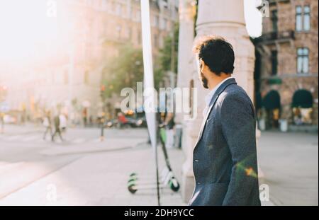 Vue latérale de l'homme dans un quartier chic et décontracté en ville Banque D'Images